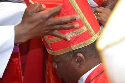 Mitre placed on Bp Carlos head