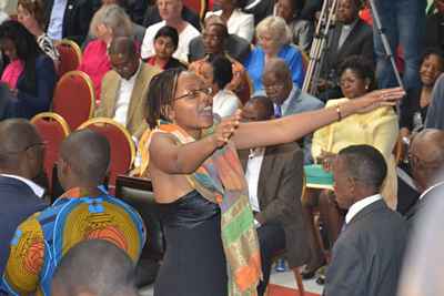 Melita Matsinhe conducts choir