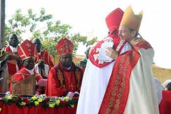 Bishop Rob greeting Bishop Vicente
